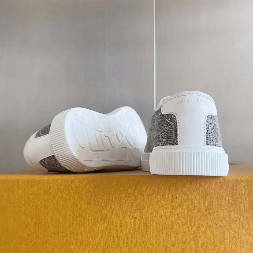 👟👟Ex-factory price 420👟👟 LV Louis Vuitton L Home Donkey Brand’s latest Lagoon series Thick-soled denim denim Embossed Presbyopia Thick-soled Casual sneakers Skateboard shoes Original purchase and development Production This Lagoon sneaker is made of Monogram denim, injecting a retro flavor into the classic design. The Louis Vuitton logo pops out from the leather trim, and the inscribed eyelets, trim and laces highlight the exquisite details. The rubber outsole embellished with Monogram flowers completes the whole. Exquisitely packaged at the delivery counter🛍📦 ▪️ Fabric: Original imported custom first-layer cowhide ▪️ Lining: Original imported cowhide lining ▪️ Sole: Original open-molded non-slip TPU material ▪️ Bottom thickness: 2.5CM ▪️ Size: Women's size 35-40 (41, 42 can be customized)